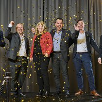 Das Visana-Team Patrizio Bühlmann, Maurizio della Mura, Esther Trüssel, Lorenz Dettwiler, Michael von Arx, Roland Lüthi m (v.l.n.r.) geniesst anlässlich des dritten Platzes den Konfettiregen.