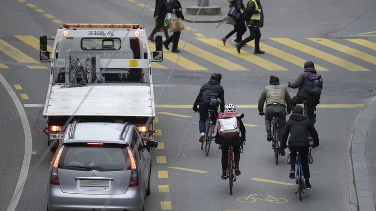 Personen, die hauptsächlich im Strassenverkehr unterwegs sind, ärgern sich deutlich häufiger als ÖV-Nutzende.