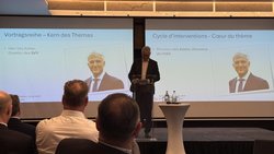 SVV-Direktor Urs Arbter spricht am 12. Juni 2026 am 8. SVVG-Kongress im Lausanne zu den anwesenden Mitgliedern.