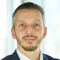 «Wir glauben, dass die Fähigkeit den Klimawandel über nachhaltige Kapital-Allokationsentscheidungen effektiv zu bewältigen, den langfristigen Unternehmenswert unserer Kunden so stark beeinflussen wird, wie kaum ein anderer Faktor», sagt Daniel Diederichs, Head Insurance Capgemini Invent Switzerland.