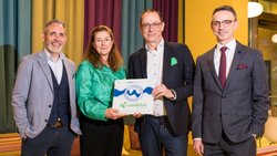 Remise du certificat avec le directeur de l'agence générale de la Vaudoise à Bienne, Michael Heider (2e depuis la droite).