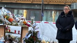 La procureure générale du canton du Valais, Beatrice Pilloud, ici samedi à Crans-Montana lors d'une minute de silence en mémoire des victimes de l'incendie, a ouvert une enquête pénale contre les deux gérants du bar.