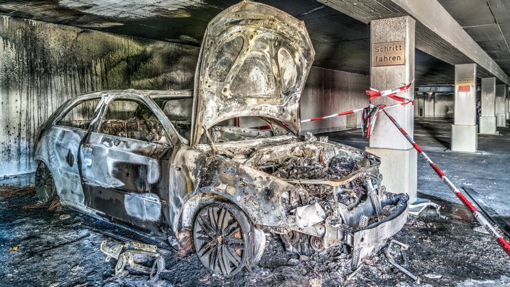 Les incendies de voiture sont souvent spectaculaires et causent d'importants dégâts matériels.