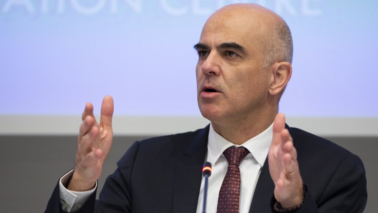 Versucht Bundesrat Alain Berset die Vermittlerentschädigung in der beruflichen Vorsorge auf demokratisch zweifelhaften Weg abzuschaffen?