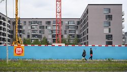 Selon l'étude de l'EPFZ, la densification contribue certes à créer davantage de surface habitable dans les régions urbaines. Mais lorsque l'on démolit et que l'on reconstruit, et que des locataires doivent faire de la place, ce sont plus souvent que la moyenne des ménages à bas revenus qui sont concernés.