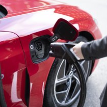 Die Idee des Elektroantriebs favorisieren viele. Deutlich geringer ist die Zahl derjenigen, die tatsächlich ein E-Auto kaufen.