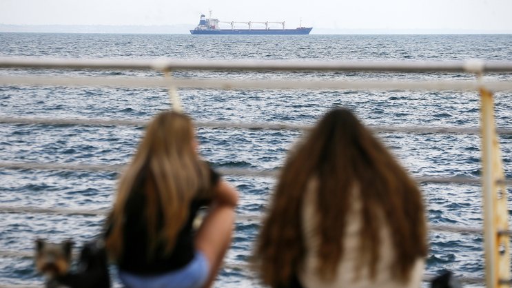 Ein Schiff mit Getreide verlässt den Hafen von Odessa.