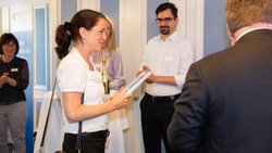 Nathalie Erdin, Zweitplatzierte «Finanzberater des Jahres 2020», bei der Entgegennahme der Auszeichnung.