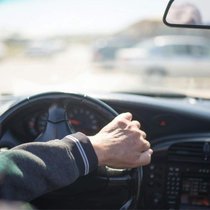Schweizerinnen und Schweizer fahren ihre Fahrzeuge länger als früher.