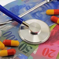 Selon les prévisions de Comparis, la Suisse devrait échapper à un choc des primes pour 2026.