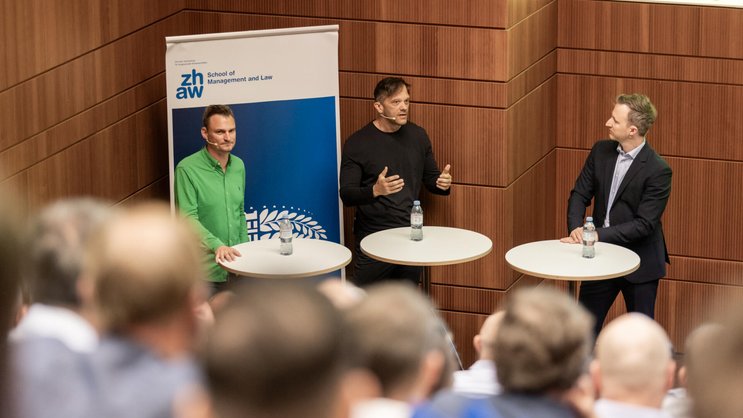 Jürg Portmann vom ZHAW im Gespräch mit Bernard El Hage und Patrick Eugster (v.r.n.l.).
