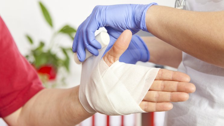 Pflegeexpertinnen und Pflegeexperten APN sollen bestimmte medizinische Leistungen in Zusammenarbeit mit einem verantwortlichen Arzt oder einer verantwortlichen Ärztin erbringen.