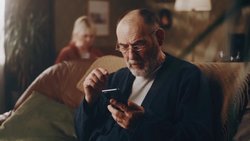 Mit dem InsurHub können Privatpersonen digital Versicherungsprodukte über das Smartphone abschliessen.