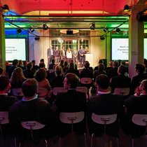 Das Gewinnerteam der Basler Versicherungen holt sich seinen «Innovationspreis der Schweizer Assekuranz» 2017 ab.