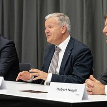 Andreas Rickenbacher, Président de la Commission du conseil, Felix Weber, président de la direction et Hubert Niggli, directeur financier de la Suva lors de la conférence de presse de vendredi.