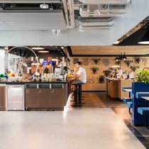 Wenn die Mitarbeitenden sich öfter «zufällig» begegnen sollen, müssen die Flure zur Kantine und zum Kaffeeautomaten so angelegt werden, dass man sich zwangsläufig über den Weg läuft. Tech-Firmen wie Apple, Pixar Studios und Spotify haben damit gute Erfahrungen gemacht.