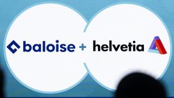 Logos des deux assureurs Baloise et Helvetia lors de l'assemblée générale extraordinaire d'Helvetia Assurances du 23 mai 2025 à Saint-Gall.