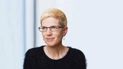 Claudia Dill war unter anderem bei der Deutschen Bank, der Commerzbank und der Credit Suisse im Controlling, Audit und Risk Management tätig. Von 1999 bis 2020 arbeitete sie für die Zurich in verschiedenen Führungsfunktionen in Zürich, New York und Sao Paulo, zuletzt als Konzernleitungsmitglied und CEO für das lateinamerikanische Geschäft.