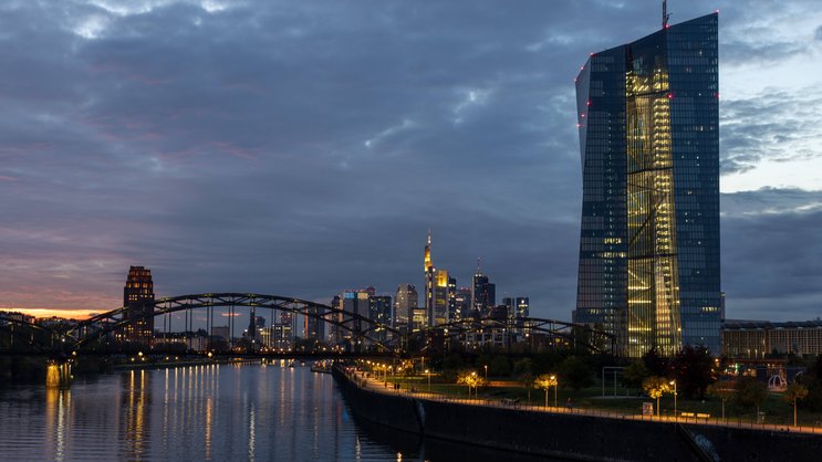 Skyline von Frankfurt mit dem EZB-Hauptgebäude: Inflation und Zinsen prägen das Geschäft der Versicherer in diesem Jahr.