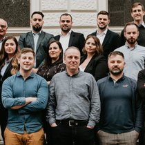 Das Team von Toni Digital mit CEO Bernard El Hage (unten rechts).