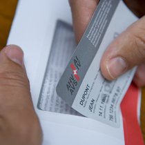 Mit dem Ja des Parlaments wird der Mehrwertsteuer-Normalsatz ab 2028 um 0,4 Prozentpunkte erhöht, und der Hotellerie-Sondersatz steigt um 0,2 Prozentpunkte.