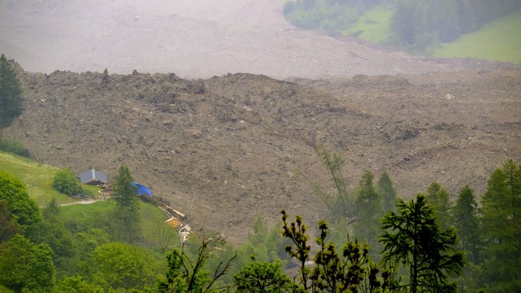 Accompagné d'une immense onde de choc, on estime que trois millions de mètres cubes de matériaux rocheux ont enseveli mercredi, avec le glacier du Birch, le village de Blatten.