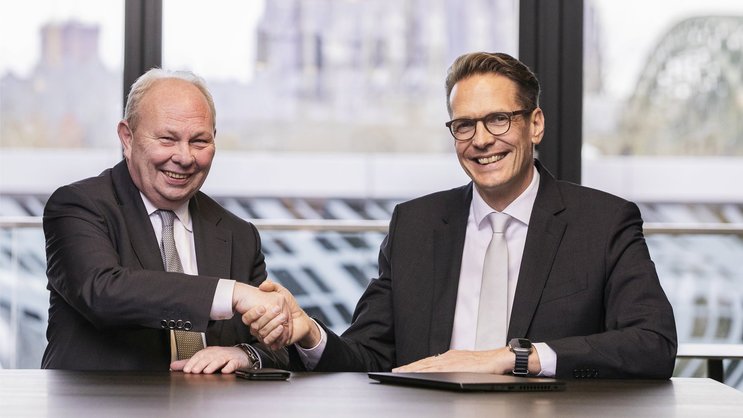 Gottfried Rüssmann (l.) übergibt das Zepter an Michael Knaup.