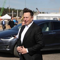 Tesla-Chef Elon Musk will in Texas ein neues Produktionswerk für selbstfahrende Robotaxis bauen und ab dem kommenden Jahr auch in die Fertigung von autonomen Cybertrucks einsteigen. Nebenher plant der Tech-Konzern, Versicherungslösungen im digitalen Ökosystem Mobilität anzubieten.