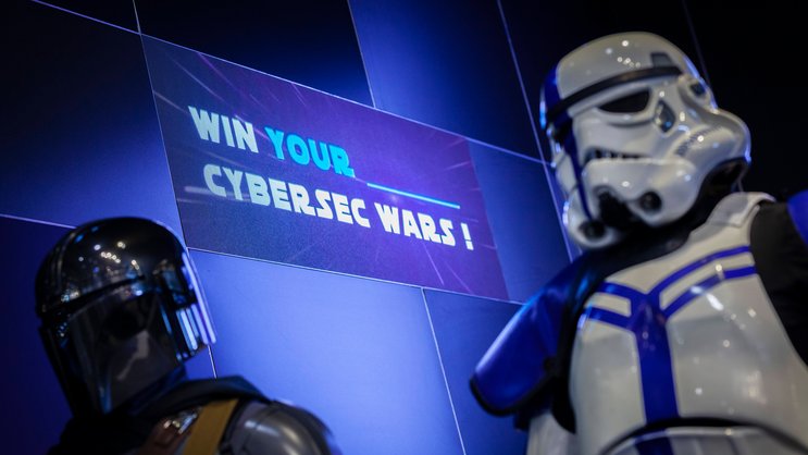 Je komplexer und technischer etwas wirkt (Cyberrisiken), desto mehr neigen Menschen aus Selbstschutz dazu, die Dinge zu optimistisch und zu kontrollierbar zu sehen.