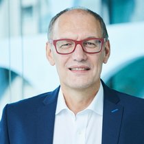 CEO Stefan Schena will, dass die ÖKK auch in einer digitalen Welt persönlich für Kundinnen und Kunden da ist.