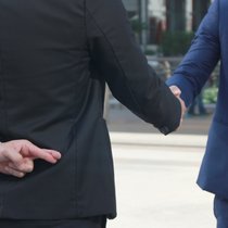 Auch wenn tendenziell mehr geschummelt als arglistig getäuscht wird: Versicherungsmissbrauch ist kein Kavaliersdelikt.