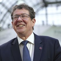 Le conseiller fédéral Albert Rösti arrive mardi au Grand Palais lors du Sommet pour l'action sur l'intelligence artificielle à Paris.