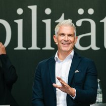 Für ihn gehört die Autoversicherung noch lange nicht ins Museum: Martin Schmid. 