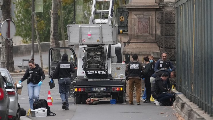 Des policiers recherchent des indices sur un monte-charge utilisé par des voleurs dimanche au musée du Louvre à Paris.