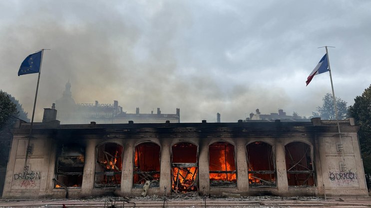 Flammen lodern am vergangenen Freitag in einer Arkadenanlage in Lyon.