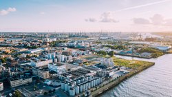Investitionen in Infrastrukturanlagen wie am Hamburger Hafen setzen technisches Know-how voraus.