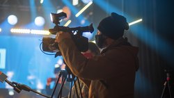 Mit dem Lockdown Mitte März mussten Fernseh- und Kinofilmproduktionen plötzlich ihre Arbeiten einstellen. Vielerorts haben sie seither die Produktion auch nicht wieder aufgenommen.