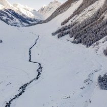 Une vue de la zone d'eboulement recouverte de neige, six mois apres la catastrophe de Blatten en novembre entre Wiler et Blatten dans la vallee du Lötschental.