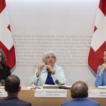 Anne Levy, Direktorin BAG, Bundesrätin Elisabeth Baume-Schneider und Agnes Schenker, Kommunikation EDI (v.l.n.r.) sprechen an einer Medienkonferenz in Bern über die Krankenkassenprämien 2025.