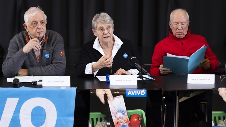 Beatrice Metraux, présidente d'Avivo VD, au centre, s'exprime aux côtés d'Ueli Leuenberger, président d'Avivo GE, à gauche, et de Martin Rothenbühler, président d'Avivo BE, lors de la conférence de presse d'Avivo sur l'initiative "Pour une meilleure vie des personnes âgées", mardi à Berne.