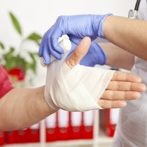 Pflegeexpertinnen und Pflegeexperten APN sollen bestimmte medizinische Leistungen in Zusammenarbeit mit einem verantwortlichen Arzt oder einer verantwortlichen Ärztin erbringen.