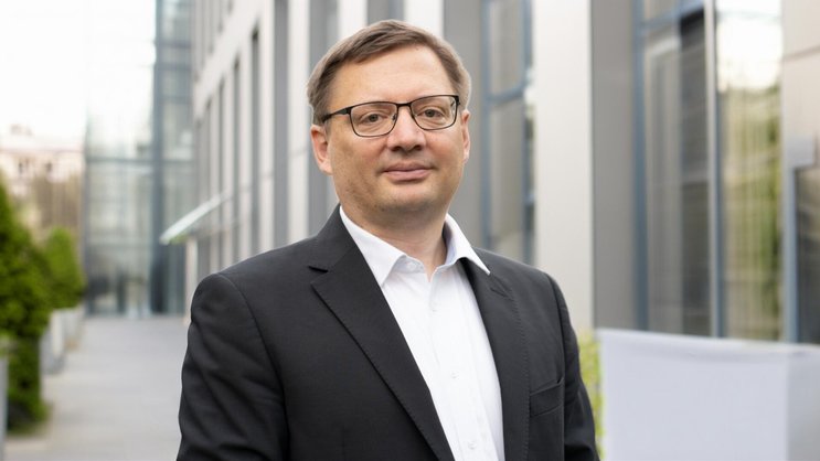 «De nombreuses entreprises utilisent l'intelligence artificielle (IA), mais peu le font de manière systématique»: explique Alessandro Bee, économiste chez UBS.