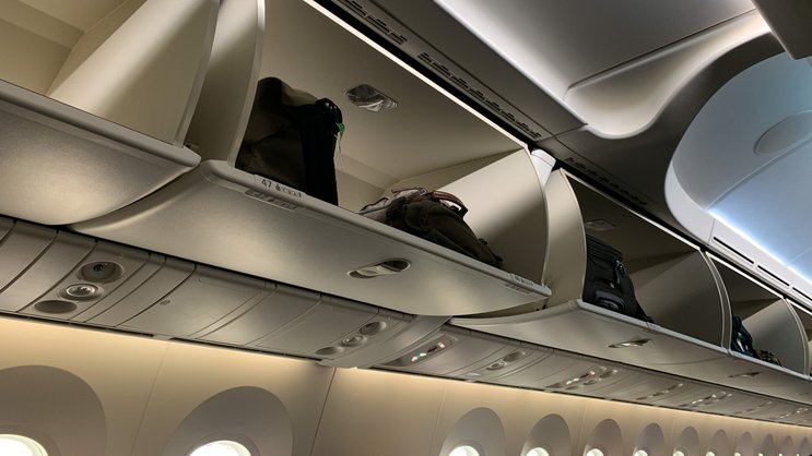 Gilt die Gepäckablage in einem Flugzeug im Falle eines Diebstahls als öffentlich zugänglicher Raum? Nein, sagt Ombudsstelle der Privatversicherung und der Suva.