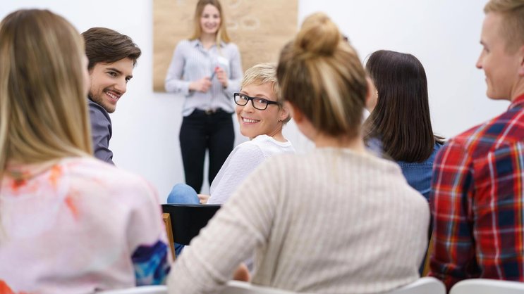 Neben dem Berufsalltag die Schulbank drücken – oder sich vor dem Computer Wissen aneignen: Zu welchen Bildungsangeboten raten Broker und Versicherer ihren Mitarbeitenden, um Branchenbedürfnisse bestmöglich abzudecken?