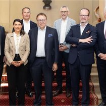 d.g.à d.: Stefan Mäder, président de l’ASA, Mirjam Bamberger, CEO CSS, Patric Deflorin, CEO AXA Suisse, Jean-Daniel Laffely, directeur général de la Vaudoise, Peter Giger, Group CRO Zurich Insurance, Thomas Boyer, CEO du Groupe Mutuel, Urs Arbter, CEO ASA.