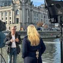 GDV-Hauptgeschäftsführer Jörg Asmussen im Interview mit einer Reporterin von CNBC vor dem Deutschen Bundestag in Berlin.