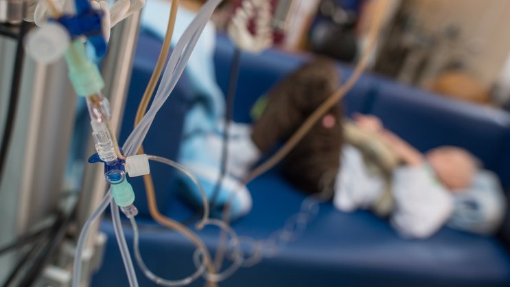 Un petit garçon atteint de leucémie reçoit une perfusion dans un hôpital pédiatrique dans le cadre d'une chimiothérapie.
