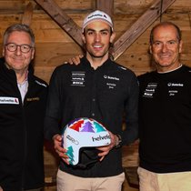 Peter Barandun, co-président de Swiss-Ski (à droite) et Martin Jara, CEO de l'Helvetia Suisse (à gauche) se réjouissent avec Daniel Yule, membre de l'équipe de sports d'hiver de l'Helvetia, de la prolongation des divers engagements en faveur du ski.