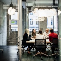 Platz für Teamarbeit statt Grossraumbüro: Das flexible Arbeiten verlangt eine neue Gestaltung der Büroinfrastruktur.
