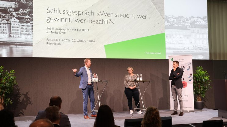 Christian Biener vom I-VW im Gespräch mit Eva Blozik (Swica) und Morits Drefs (Swiss Re; v.r.n.l.).